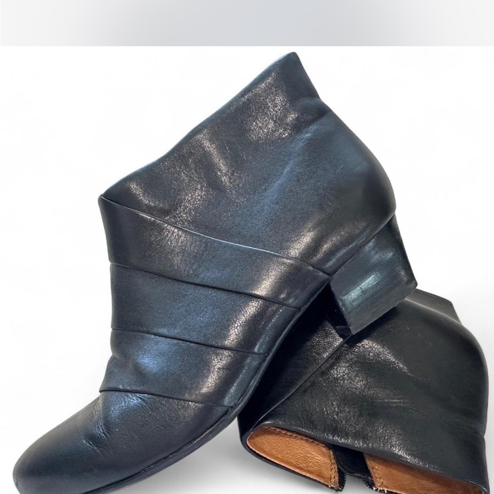 Sofft Black Leather Ankle Booties